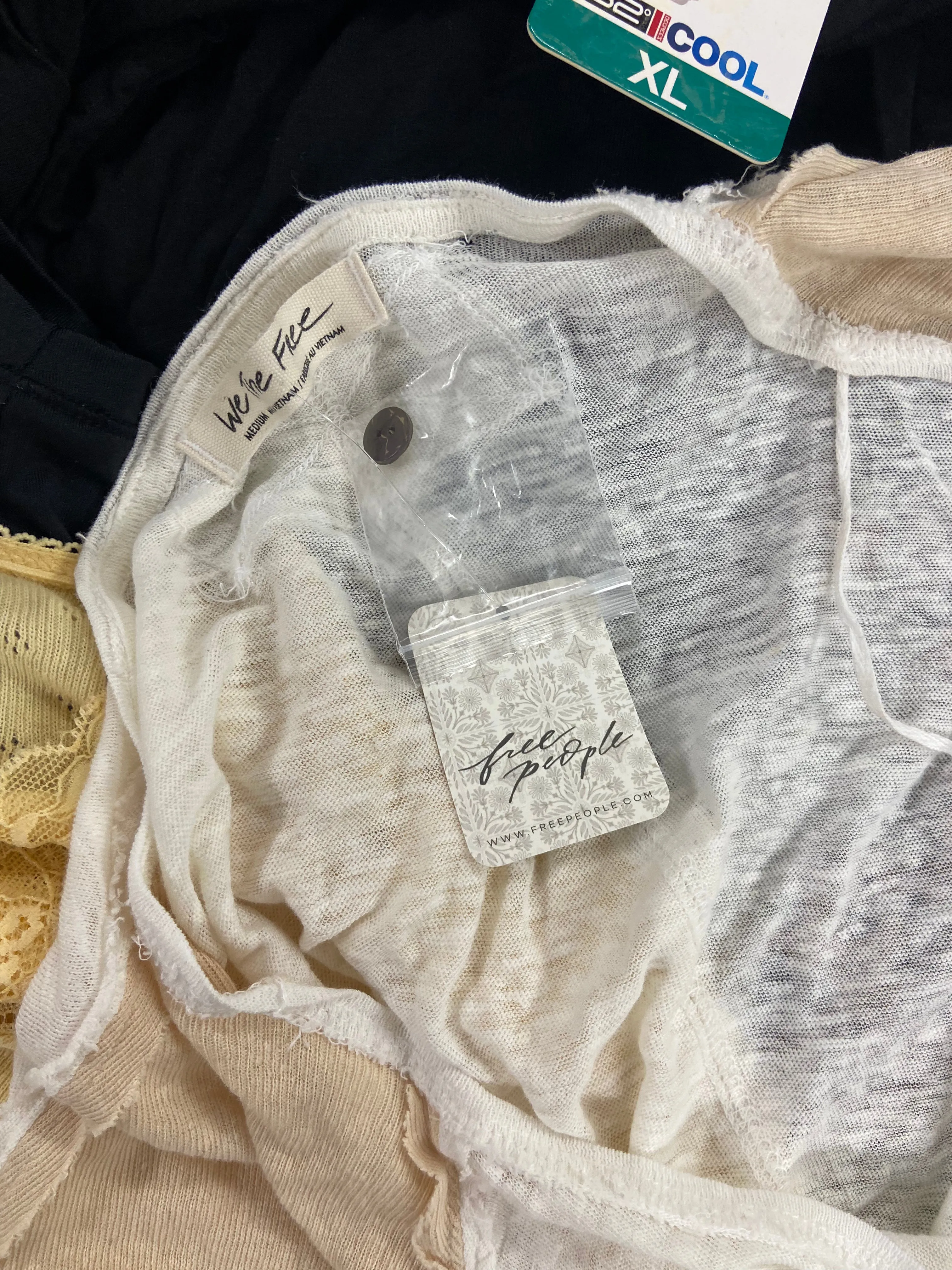 Women's Clothing Assorted Wholesale Lot, FREE PEOPLE, NIKE, PROPPER, SANCTUARY, MONDETTA and more, 14 items, Shelf Pulls, MSRP $662